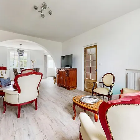 4 Bedroom Gorgeous In Jarnac