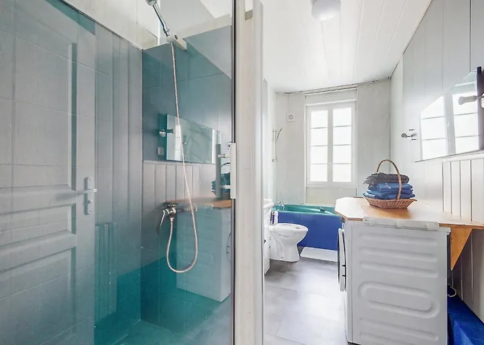 4 Bedroom Gorgeous In Jarnac